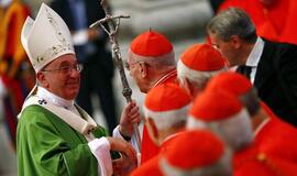 Popiežius pradėjo sinodą santuokos ir šeimos tema