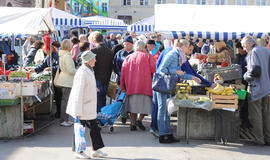 Siūloma į turgavietes grąžinti prekybą alkoholio turinčia kosmetika
