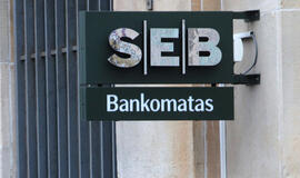 Vilniuje pradėjo veikti pirmieji eurus išduodantys SEB banko bankomatai