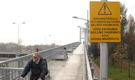Apgynė miestiečių teisę naudotis pėsčiųjų tiltu