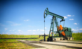 &quot;Brent&quot; markės naftos kaina smuko iki 77 JAV dolerių už barelį