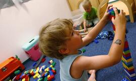 Emigrantė atidavė savo sūnų surinamietės ir olando šeimai