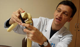 LSMU prof. Rimtautas Gudas atliko unikalią sąnario kremzlės operaciją