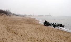 Melnragėje jūra išplovė senovinio laivo liekanas