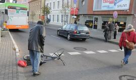 Miesto centre partrenktas dviratininkas