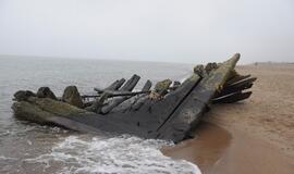 Melnragėje jūra išplovė senovinio laivo liekanas