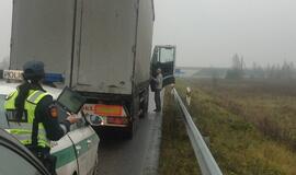 Girtas kaip maišas latvis vairavo vilkiką