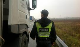 Girtas kaip maišas latvis vairavo vilkiką