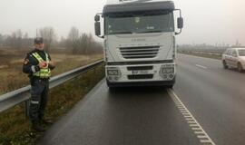 Girtas kaip maišas latvis vairavo vilkiką