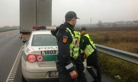 Girtas kaip maišas latvis vairavo vilkiką