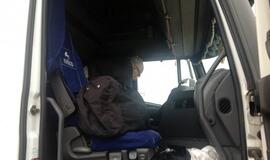 Girtas kaip maišas latvis vairavo vilkiką