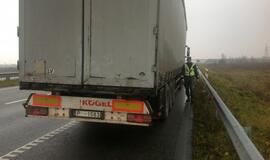 Girtas kaip maišas latvis vairavo vilkiką