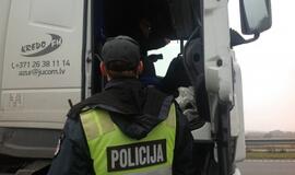 Girtas kaip maišas latvis vairavo vilkiką