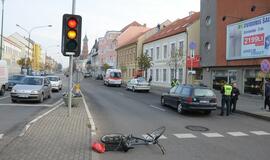 Miesto centre partrenktas dviratininkas