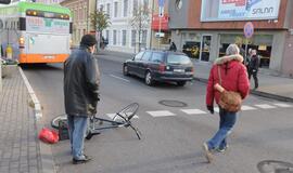 Miesto centre partrenktas dviratininkas