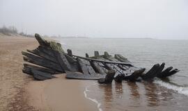 Melnragėje jūra išplovė senovinio laivo liekanas