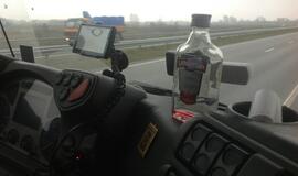 Girtas kaip maišas latvis vairavo vilkiką