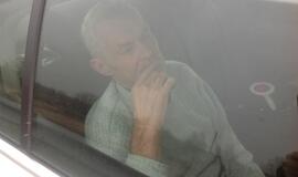 Girtas kaip maišas latvis vairavo vilkiką