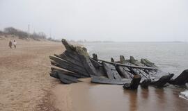 Melnragėje jūra išplovė senovinio laivo liekanas