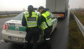 Girtas kaip maišas latvis vairavo vilkiką