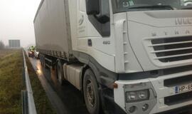 Girtas kaip maišas latvis vairavo vilkiką