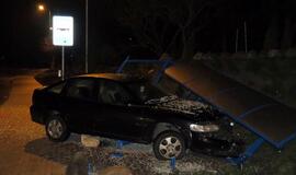 Plikledis: „Opel“ sudaužė stotelės paviljoną