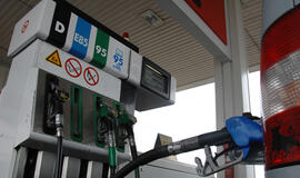 Benzinas gruodį gali pigti iki 4,10 lito už litrą