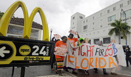 "McDonalds" darbuotojų protestai išplito į 190 miestų