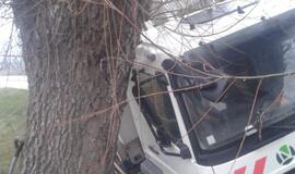 Plikledis: „Opel“ sudaužė stotelės paviljoną