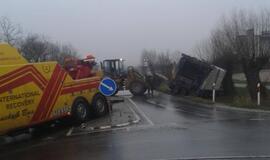 Plikledis: „Opel“ sudaužė stotelės paviljoną