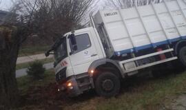 Plikledis: „Opel“ sudaužė stotelės paviljoną