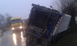 Plikledis: „Opel“ sudaužė stotelės paviljoną