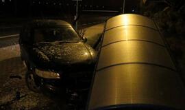 Plikledis: „Opel“ sudaužė stotelės paviljoną