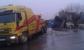 Plikledis: „Opel“ sudaužė stotelės paviljoną