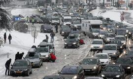 Prancūzijos Alpėse 15 tūkstančių automobilių pakliuvo į sniego spąstus