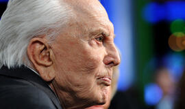 Žurnalas "People" atsitiktinai paskelbė Kirko Daglaso nekrologą