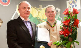 Arminui Narbekovui - Sporto garbės kryžius ir Olimpinė žvaigždė