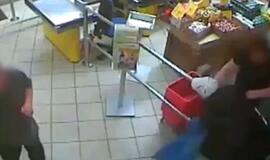 Dėl kosmetikos susigrūmė su kasininke