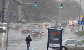 Eismo sąlygas sunkins plikledis, šlapdriba ir pūga