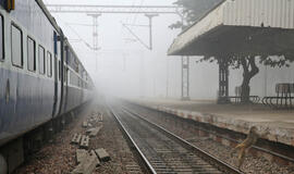 Indijoje žuvo trys žmonės, fotografuodamiesi artėjančio traukinio fone