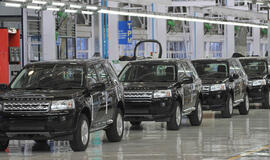 "Jaguar Land Rover" sukurs 1,3 tūkst. naujų darbo vietų