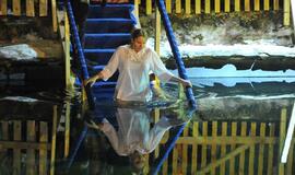 Minėdami Kristaus krikšto šventę, stačiatikiai murkdėsi lediniame vandenyje