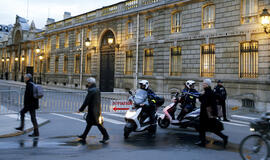 Paryžiuje nežinomas asmuo automobiliu partrenkė policininkę prie Eliziejaus rūmų