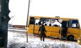 Rytų Ukrainoje artilerijos sviediniui pataikius į autobusą, žuvo mažiausiai 10 žmonių (video)