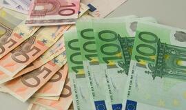 Banke pateikė galimai padirbtus 200 eurų
