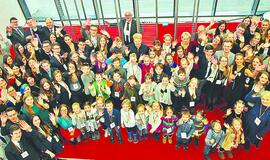 Jaunimas kviečia nupinti 250 tūkst. trispalvių draugystės apyrankių Lietuvai