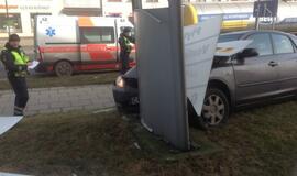 Sudaužytas reklaminis skydas, sužeista vairuotoja