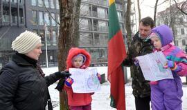 Prie Norvegijos ambasados lietuviai reikalavo grąžinti vaiką