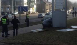 Sudaužytas reklaminis skydas, sužeista vairuotoja