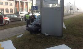 Sudaužytas reklaminis skydas, sužeista vairuotoja